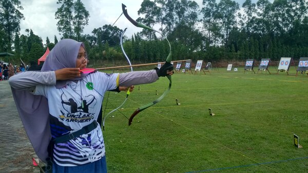 Atlet pelajar bertanding di Student Archery Fiesta 2022. 